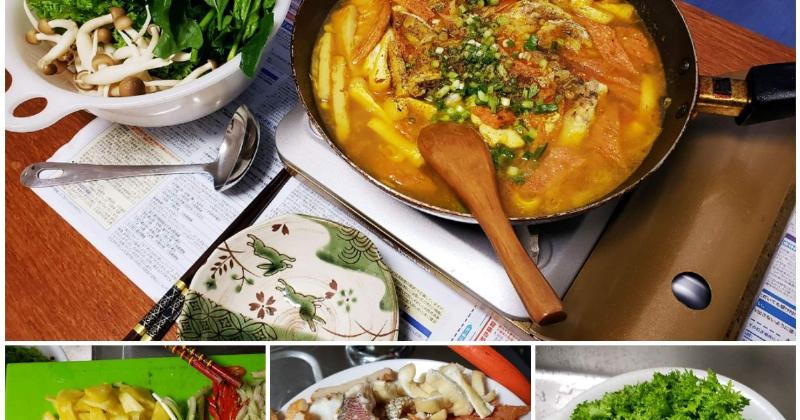 Nồi nước lẩu tôm càng đang sôi sùng sục chuẩn bị cho bữa ăn